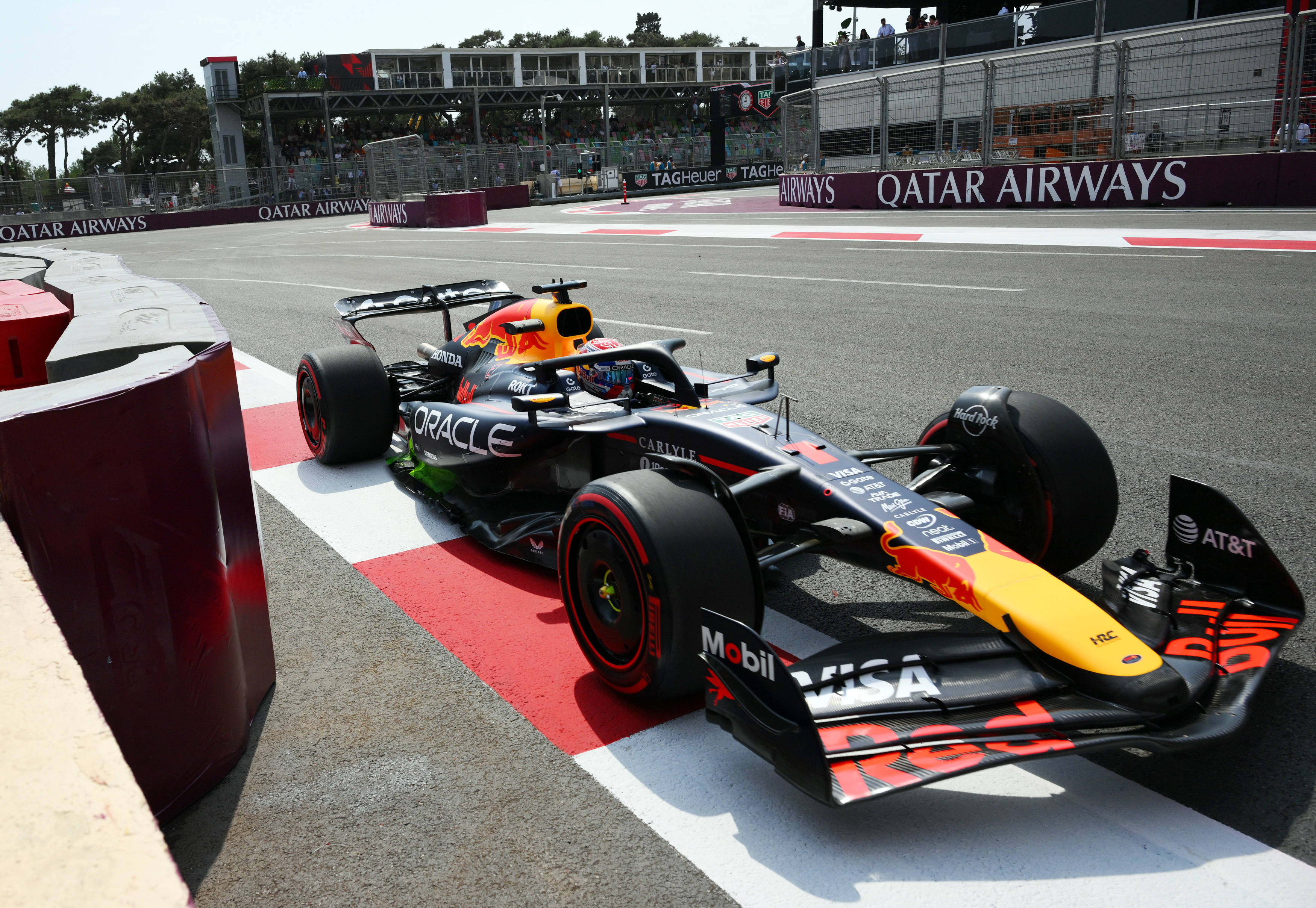 梅赛德斯险胜红牛车队，勒克莱尔带队取胜