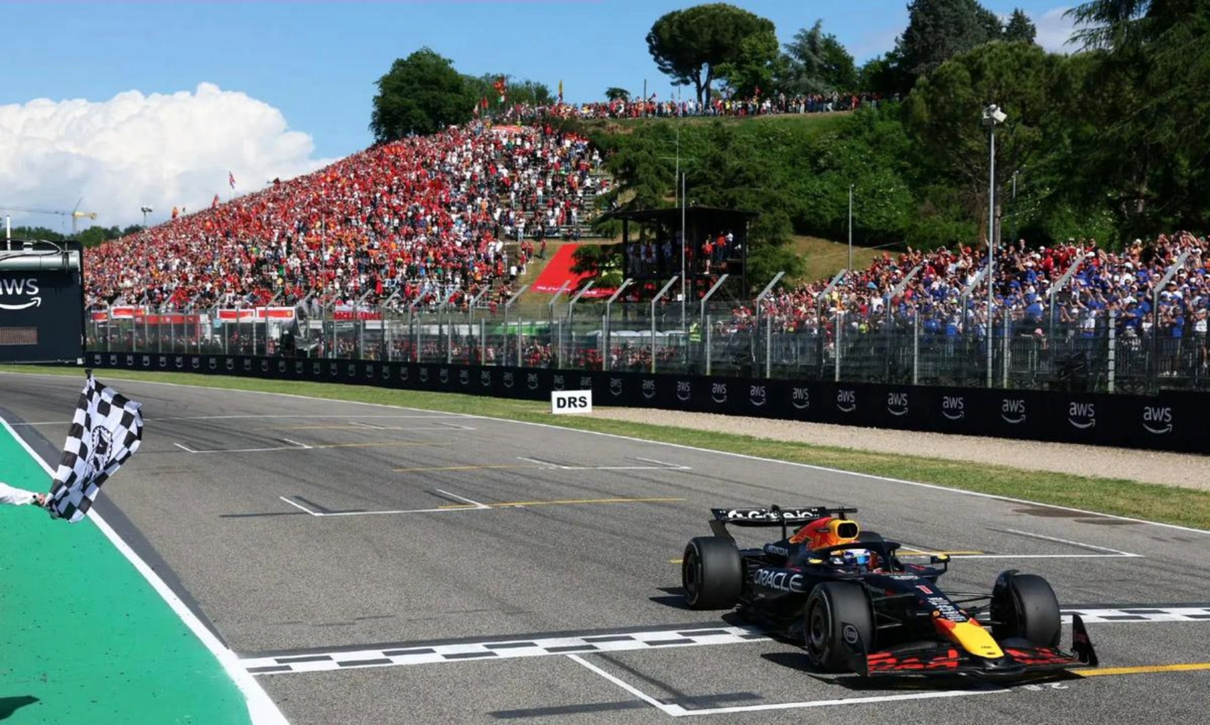 梅赛德斯险胜红牛车队，勒克莱尔带队取胜